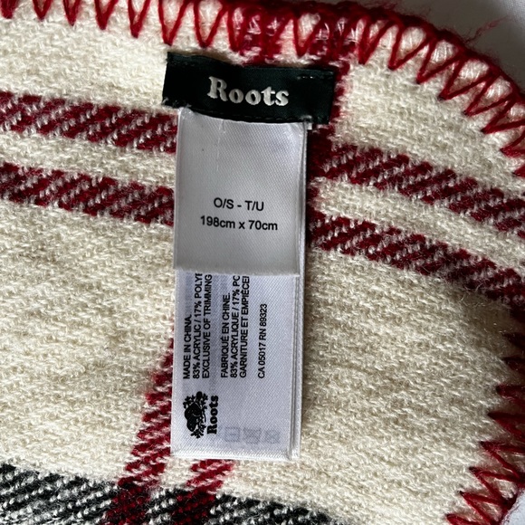 Roots blanket scarf in black and white plaid, dimensions 108cm x 70cm - Picture 3 of 4